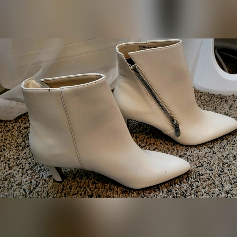 Womens adrienne vittadini boots. Size 8